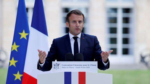 Emmanuel Macron interpellé par les “gilets jaunes”