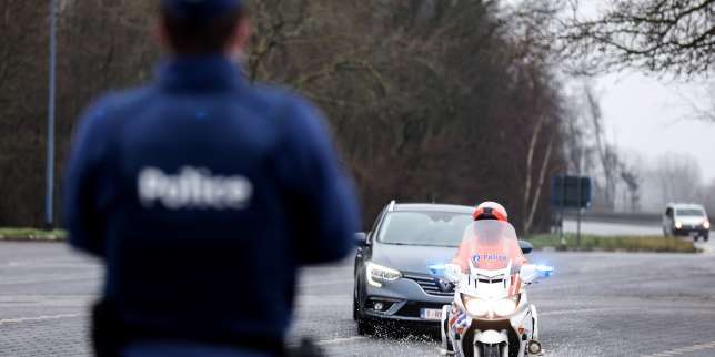 Comme d’autres pays d’Europe, la France se résout à restreindre les passages aux frontières