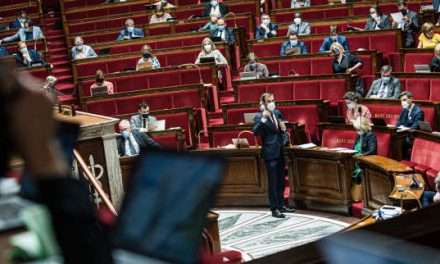 Les députés votent l’extension du passe sanitaire, nuit d’âpres débats à l’Assemblée nationale