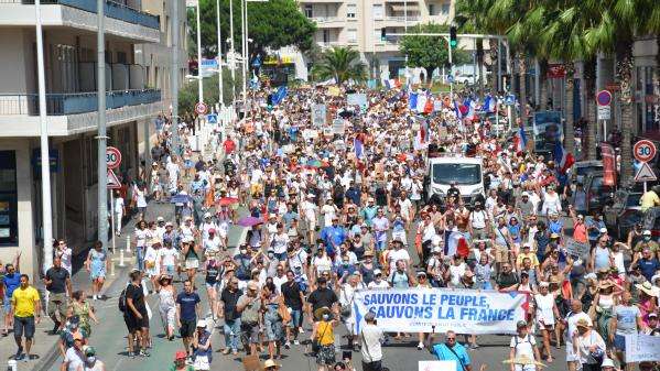 REPORTAGE. “Je ne céderai pas, je ne me ferai pas vacciner” contre le Covid-19 : à Toulon, des soignants mobilisés face au pass sanitaire