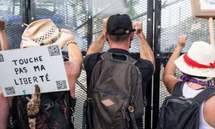 En parvenant à mobiliser le week-end du 15 août, le mouvement contre le passe sanitaire s’inscrit dans la durée