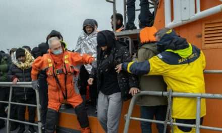 Dans la Manche, les sauveteurs au secours des migrants craignent d’atteindre « le point de rupture »