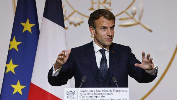 Emmanuel Macron a changé la couleur bleue du drapeau tricolore de l’Elysée il y a un an