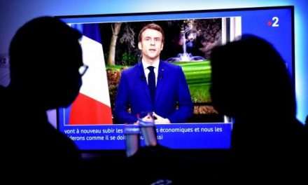 “Auto-promotion”, “Discours électoral”, “Déconnecté” : les oppositions très critiques après les vœux d’Emmanuel Macron