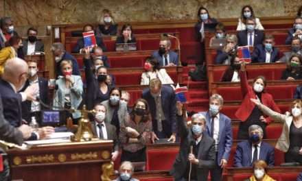 Après les propos d’Emmanuel Macron sur les non-vaccinés, les débats sur le passe vaccinal de nouveau suspendus à l’Assemblée