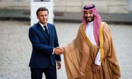 A l’Elysée, la longue poignée de mains entre Emmanuel Macron et Mohammed Ben Salmane, au cœur d’une rencontre controversée