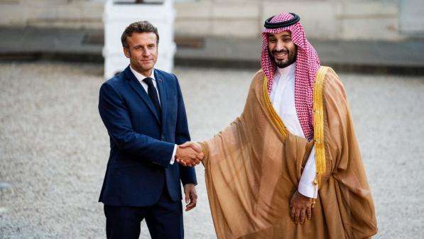 A l’Elysée, la longue poignée de mains entre Emmanuel Macron et Mohammed Ben Salmane, au cœur d’une rencontre controversée