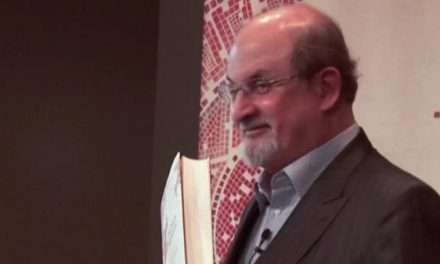 Agression de Salman Rushdie aux États-Unis : les mots forts d’Emmanuel Macron