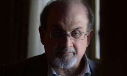 Salman Rushdie est « sur la voie du rétablissement », affirme son agent, sa famille se dit « soulagée »