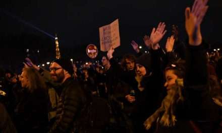 « Paris, debout, soulève-toi » : après l’adoption de la réforme des retraites, une soirée de tensions