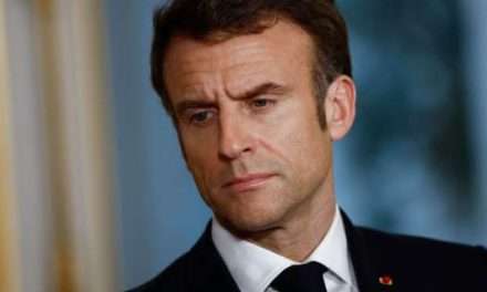 Crise sociale : renouer le dialogue en restant inflexible, le paradoxe d’Emmanuel Macron