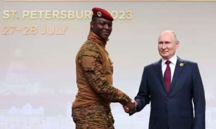 Au sommet Russie-Afrique, Vladimir Poutine honore les putschistes mais évite les sujets militaires