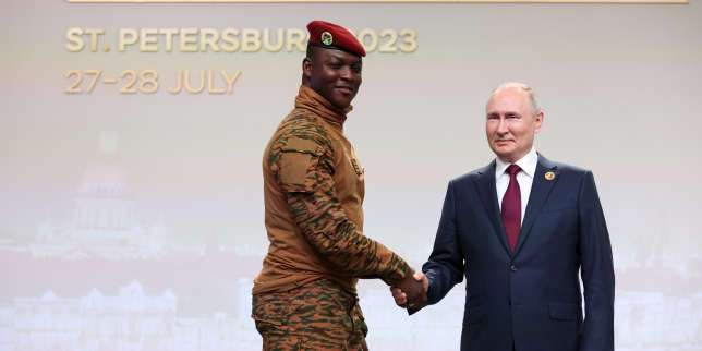 Au sommet Russie-Afrique, Vladimir Poutine honore les putschistes mais évite les sujets militaires