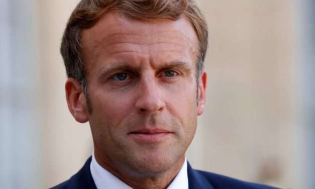 Macron rejette la “légitimité” de la junte militaire nigérienne et dément les accusations d’agression