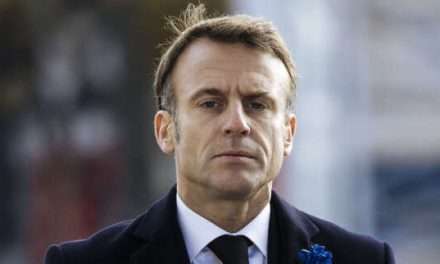 Face aux tensions, Emmanuel Macron veut « tenir l’unité du pays » et promet un « rendez-vous avec la nation » en janvier