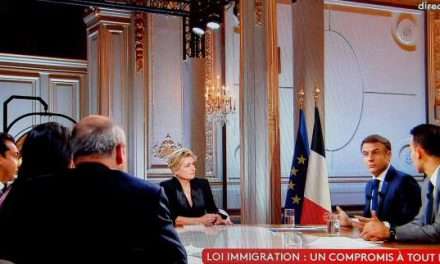 Ce qu’il faut retenir de l’entretien d’Emmanuel Macron après l’adoption contestée de la loi « immigration »