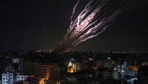 Le Hezbollah lance un barrage massif de roquettes sur Israël, provoquant des frappes aériennes israéliennes au Liban