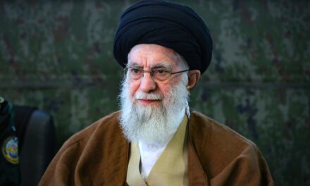 Khamenei mort après le premier jour de frappes américano-israéliennes, mettant fin à la plus longue ère de pouvoir en Iran