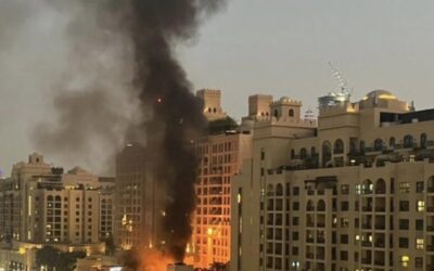 Des missiles et des drones iraniens frappent des sites emblématiques de Dubaï, endommageant hôtels, aéroport et port
