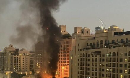 Des missiles et des drones iraniens frappent des sites emblématiques de Dubaï, endommageant hôtels, aéroport et port